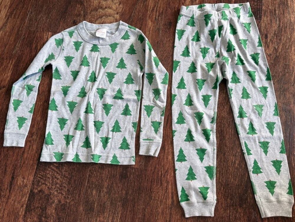 Hanna Andersson Unisex Size 5 Grey Green Christmas Tree Pajamas 100% Cotton EUC